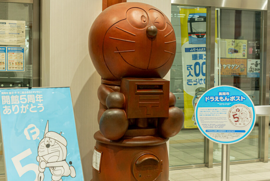 Thùng thư Doraemon bằng đồng.